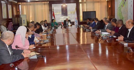 محافظ الأقصر يعقد اجتماعا لمناقشة كافة الاستعدادات للانتخابات الرئاسية.. صور