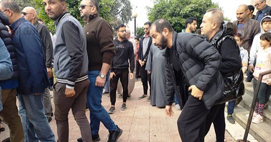 تشييع جثمان شقيق الفنان أحمد حلمى ودفنه بمقابر العائلة ببنها.. فيديو وصور