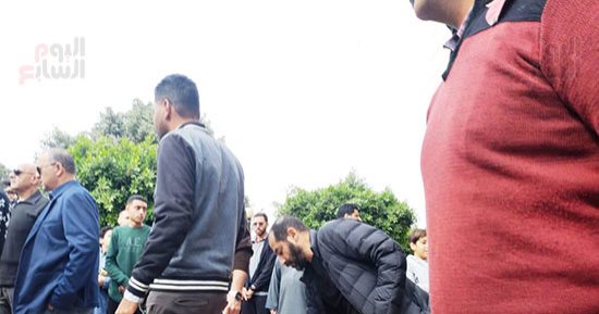 الحزن يسيطر على أحمد حلمى أثناء تشييع جثمان شقيقه.. صور
