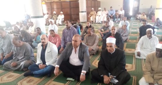 محافظ أسوان يؤدى صلاة الجمعة بنصر النوبة ويتفقد لجان انتخابات الرئاسة.. صور