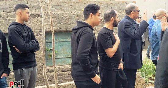 أحمد حلمى ينهار أثناء تلقى واجب العزاء فى شقيقه على المقابر ببنها.. صور
