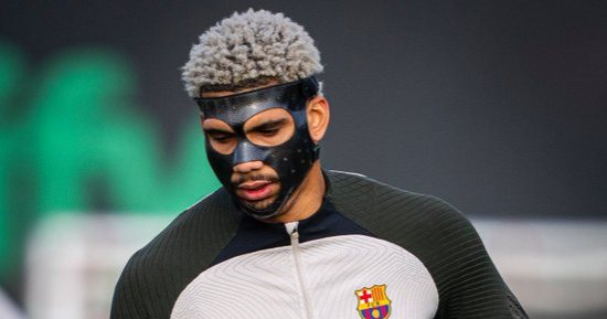 مدافع برشلونة يخوض مواجهة جيرونا بــ "القناع"