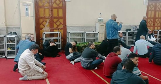 توافد أسرة الفنان أحمد حلمى لصلاة الجنازة على شقيقه بمسجد ناصر ببنها.. صور 