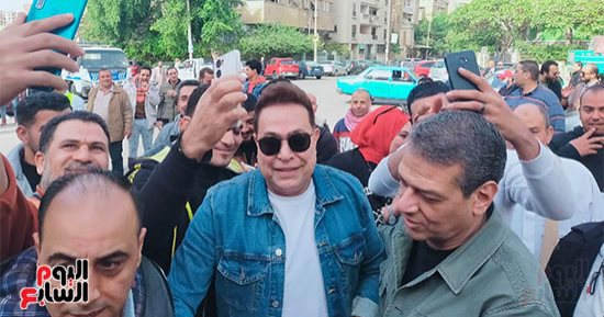 حكيم يدلى بصوته فى انتخابات الرئاسة بمصر الجديدة ويلتقط "سيلفى" مع الأهالى