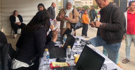شباب التجمع الخامس يساعدون الناخبين فى معرفة لجانهم الانتخابية