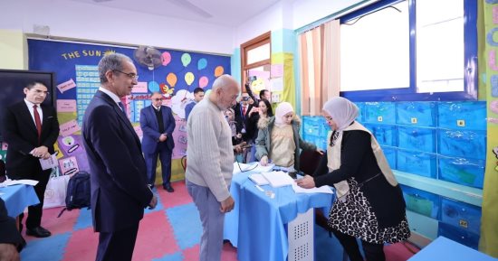 وزير الاتصالات عمرو طلعت ينتظر دوره فى لجنته الانتخابية للإدلاء بصوته