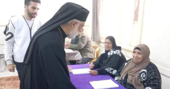 مطران إيبارشية المنيا للأقباط الكاثوليك يدلى بصوته فى الانتخابات الرئاسية.. صور