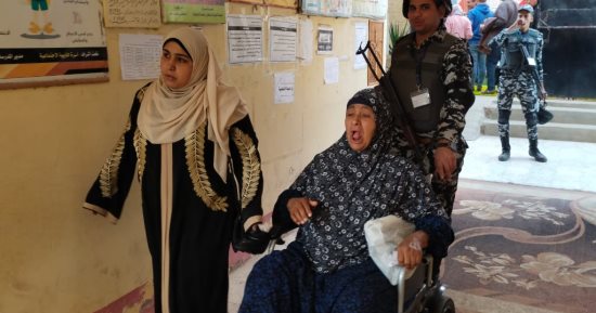 مسنة تدلى بصوتها فى انتخابات الرئاسة بالقليوبية على كرسى متحرك.. صور