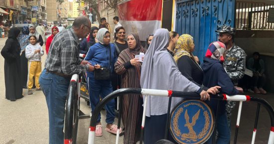 إقبال كثيف للعنصر النسائي على اللجان الانتخابية بعين شمس.. صور