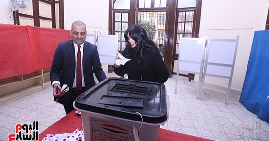 حورية فرغلى تصوت فى انتخابات الرئاسة بمدرسة قصر الدوبارة بوسط البلد