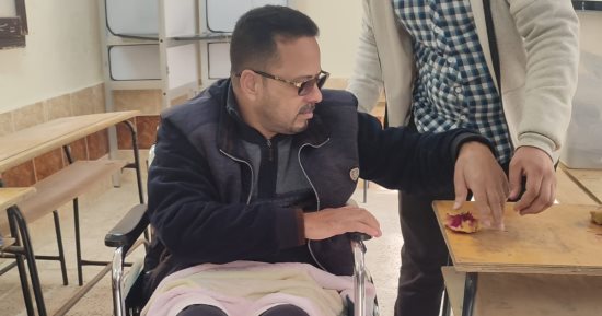 ناخب مريض على كرسى متحرك يدلى بصوته بانتخابات الرئاسة فى أوسيم.. صور