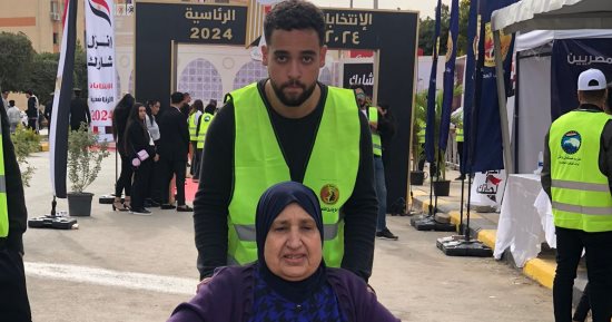 عجوز تدلى بصوتها فى الانتخابات: "عندى 80 سنة ونازلة عشان نحافظ على بلدنا"
