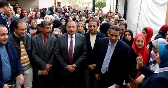 رئيس جامعة بني سويف يتقدم مسيرة حاشدة لأعضاء هيئة التدريس والطلاب للإدلاء بأصواتهم
