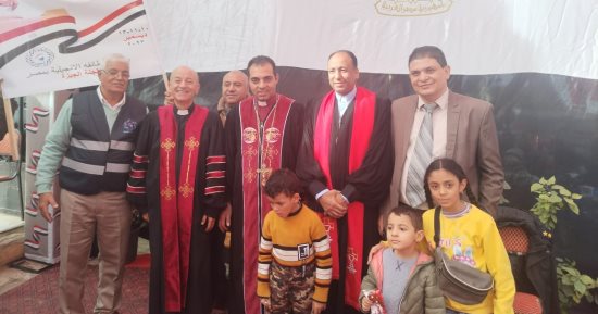 "كن إيجابى - شارك بصوتك".. وفد من الطائفة الإنجيلية بالجيزة يشارك فى الانتخابات