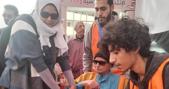 مسن يدلى بصوته فى الانتخابات الرئاسية على كرسى متحرك بالطالبية