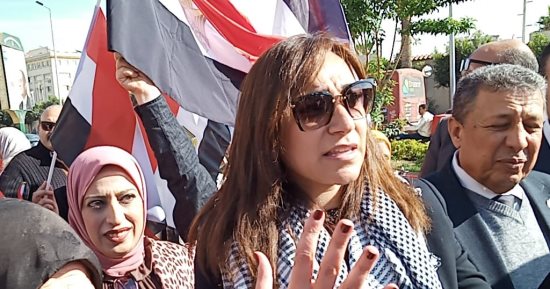 نائب محافظ البحيرة تقود مسيرة حاشدة لحث المواطنين على المشاركة بالانتخابات