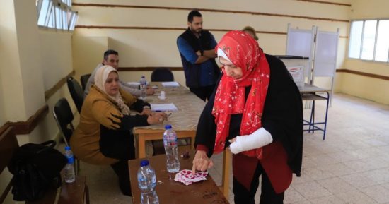 سيدة مسنة تحرص على الإدلاء بصوتها فى الانتخابات الرئاسية رغم إصابتها فى يدها