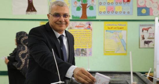 رئيس جامعة الزقازيق يدلى بصوته فى الانتخابات الرئاسية.. ويؤكد: واجب وطنى