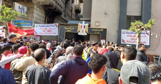 الشعب المصرى يسطر تاريخا جديدا للدولة بالإقبال الكثيف على التصويت.. الأحزاب: طوابير الناخبين تعكس حالة الوعى والتصدى للمخططات المعادية.. "المصريين الأحرار": الساعات الأولى الأعلى مقارنة بانتخابات 2012 و2018