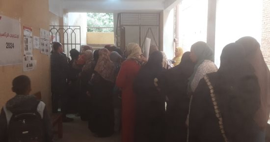 طوابير من الناخبين بمدرسة مزغونة الثانوية بعد فترة الراحة.. صور