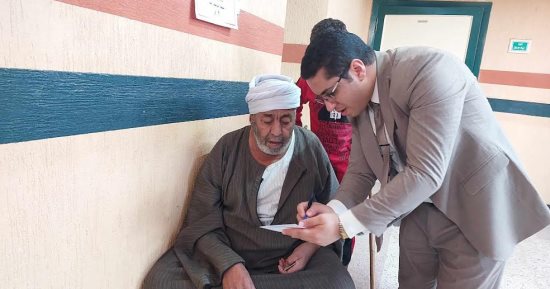 رئيس لجنة ينتقل لكبار السن للتيسير عليهم فى الإدلاء بأصواتهم في الشرقية