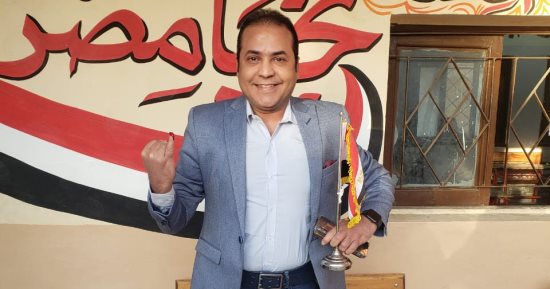 رئيس شعبة الاتصالات بالغرف التجارية يدلى بصوته فى الانتخابات الرئاسية 