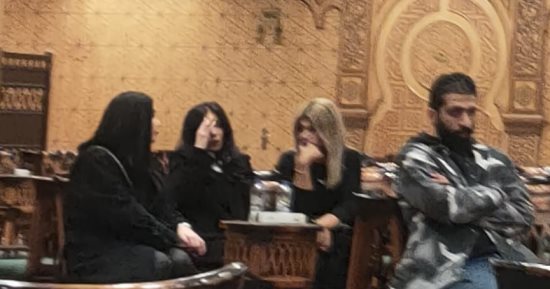 منى زكى تستقبل الحضور في عزاء شقيق زوجها.. وعبير صبري وإدوارد أول الحضور