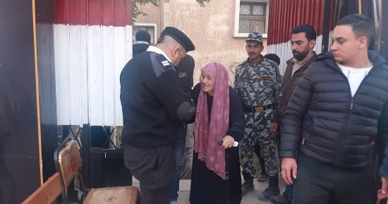 عجوز بعد التصويت فى لجنة بحلوان: "عندى 78 سنة وطول مانا فيا نفس هنزل وأشارك"