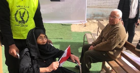 الشرطة تساعد كبار السن بلجان الانتخابات الرئاسية فى شمال سيناء.. صور