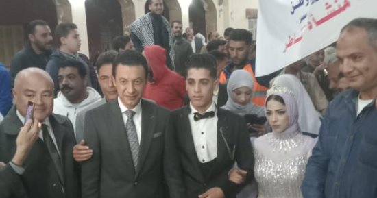عروسان بملابس الزفاف يصوتان فى انتخابات الرئاسة بمنشأة القناطر.. صور