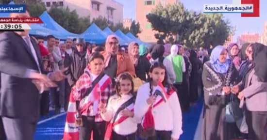 الأطفال يحملون علم مصر ويشاركون الناخبين فرحة الاقتراع بانتخابات الرئاسة