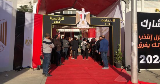 توافد الناخبين لمقرات الانتخابات فى التجمع الخامس قبل فتح اللجان.. صور