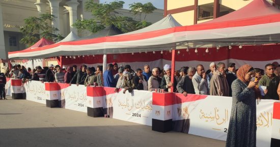 رئيس لجنة مدرسة الشهيد مصطفى يسرى عميرة يتأكد من سلامة ضوابط الاقتراع