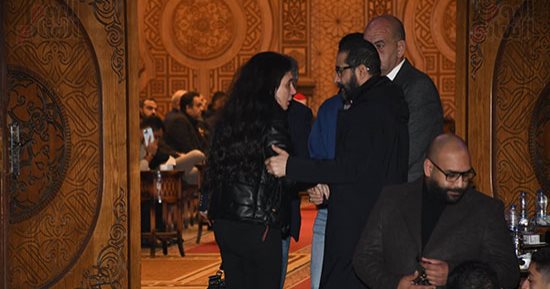 بدء عزاء شقيق أحمد حلمى بمسجد الشرطة بحضور منى زكى