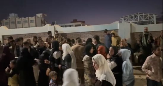 توافد الناخبين أمام مدرسة بدر الإعدادية بالدقى.. ويؤكدون: واجب وطنى