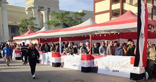طوابير وحشود للمواطنين أمام اللجان قبل بدء التصويت.. صور
