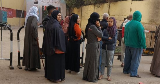 كبار السن والسيدات يصطفون أمام اللجان الانتخابية بمنشأة البكارى بالجيزة.. صور