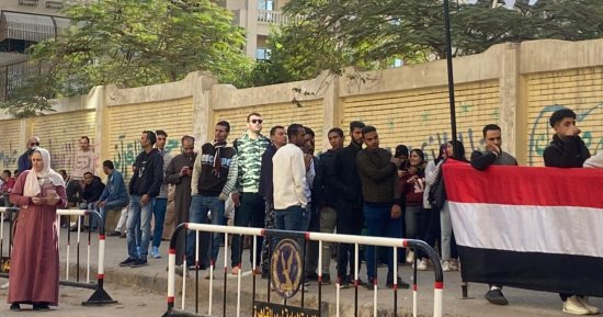 مصر تنتخب.. مدرسة القرية السياحية الأولى تستقبل أطول طابور انتخابى.. فيديو وصور