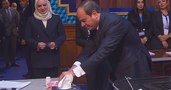 الرئيس السيسي يغادر لجنته بعد الإدلاء بصوته فى انتخابات الرئاسة