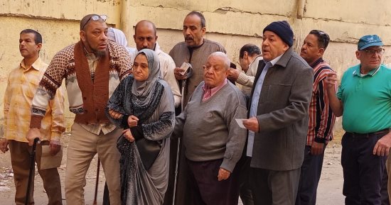 ذوو الهمم فى مقدمة الطوابير أمام اللجان بمنشأة البكارى للمشاركة بانتخابات الرئاسة