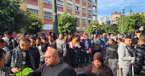 طوابير للناخبين أمام لجنة مدرسة فاطمة الزهراء بمنطقة الموسكي.. صور