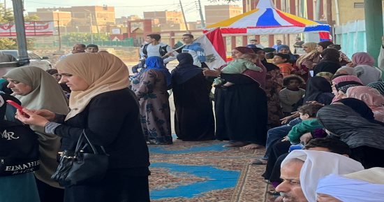 طابور للناخبات بمنشأة القناطر تزامنا مع فتح باب التصويت.. صور