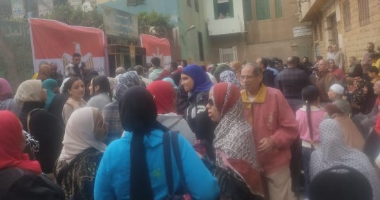 توافد المواطنين بكثافة على لجنة مدرسة حدائق شبرا.. صور