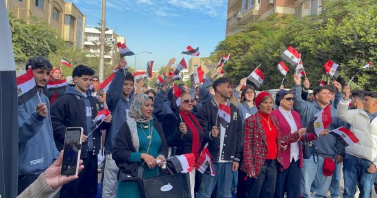 مصر تنتخب.. الشباب يسطرون مشهدا مبهرا بأعلام مصر أمام اللجان بأكتوبر.. صور