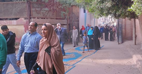إقبال كبير من الناخبين على اللجان الانتخابية بفيصل مع بدء التصويت.. صور