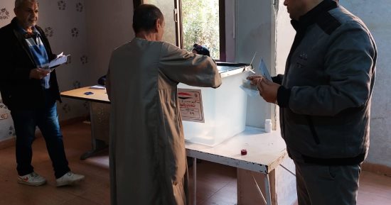 الناخبون يدلون بأصواتهم فى لجان مكتب صحة منشأة البكارى بالجيزة 