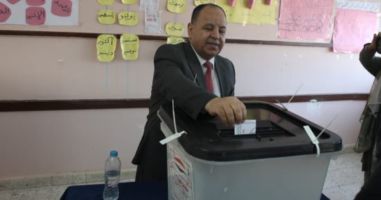 وزير المالية عقب الإدلاء بصوته: المصريون يكتبون تاريخًا جديدا فى الممارسة الديموقراطية