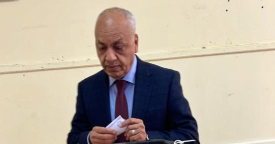 النائب مصطفى بكرى يدلى بصوته فى حى أكتوبر