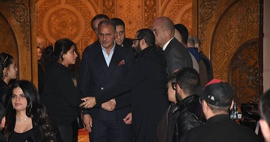 المنتج محمد السعدى يقدم واجب العزاء فى وفاة شقيق أحمد حلمى.. صور