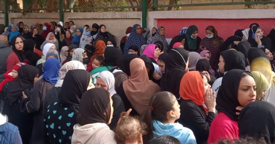 توافد المواطنين على لجنة مدرسة جمال عبدالناصر بالدقي